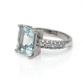 Aqua ring 18ct